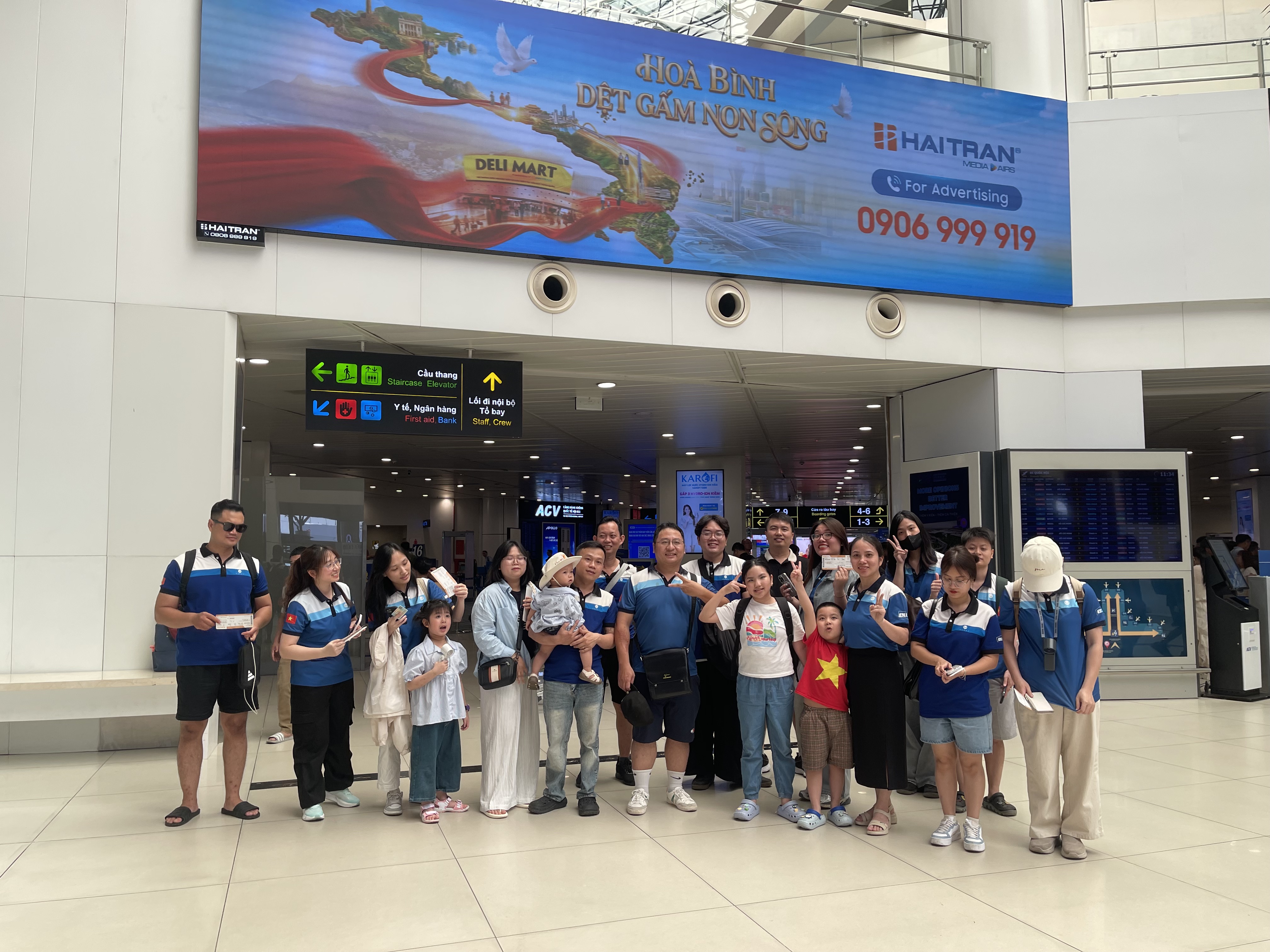 Tập thể cán bộ nhân viên U ULTTY rạng rỡ check-in tại sân bay trước giờ cất cánh.