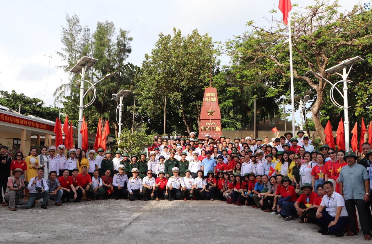 Ngày 25/4, sau hành trình đầy tự hào trên Tàu 561, Lữ đoàn 955, Vùng 4 Hải quân, U ULTTY cùng đoàn công tác số 12 đã hoàn thành xuất sắc nhiệm vụ thăm hỏi, động viên các chiến sĩ tại huyện đảo Trường Sa (tỉnh Khánh Hòa) và Nhà giàn DK1 – những cột mốc sống trên thềm lục địa phía Nam của Tổ quốc